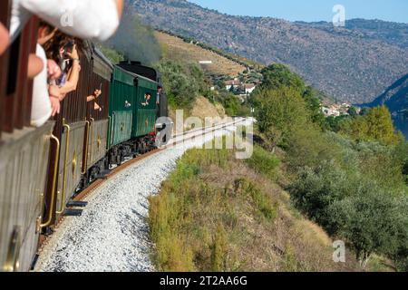Train historique du Douro circulant entre Régua et Tua en suivant le fleuve Douro, Portugal, Europe Banque D'Images