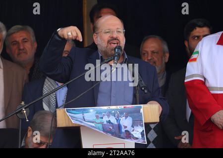 Téhéran, Iran. 18 octobre 2023. KHALED GHODOMI (C), le représentant du mouvement Hamas en Iran, s'exprime lors d'une manifestation anti-israélienne sur la place Palestine dans le centre-ville de Téhéran. La manifestation a éclaté après que les autorités dirigées par le Hamas à Gaza ont déclaré que des centaines de personnes avaient été tuées dans une frappe israélienne contre un hôpital à Gaza le 17 octobre. Selon les Forces de défense israéliennes (FDI), le Jihad islamique est responsable de l’échec du tir de roquette qui a frappé l’hôpital. L'Iran, l'ennemi juré d'Israël, qui soutient à la fois le Hamas et les militants du Hezbollah basés au Liban, a mis en garde à plusieurs reprises contre une invasion de Gaza Banque D'Images