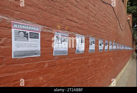 Katmandou, Bagmati, Népal. 18 octobre 2023. Des affiches de disparus israéliens ont été collées sur le mur noté ''kidnappés'' à Thamel, un centre touristique populaire à Katmandou, au Népal, le 18 octobre 2023. Près de 200 personnes ont été enlevées d'Israël dans la bande de Gaza par le Hamas le 7 octobre 2023. (Image de crédit : © Sunil Sharma/ZUMA Press Wire) USAGE ÉDITORIAL SEULEMENT! Non destiné à UN USAGE commercial ! Banque D'Images