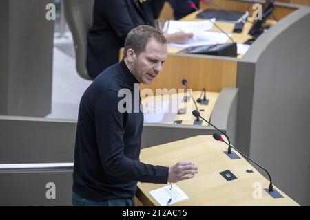 Bruxelles, Belgique. 18 octobre 2023. Thijs Verbeurgt de Vooruit photographié lors d'une session plénière du Parlement flamand avec débat sur la "Septemberverklaring" (Déclaration de septembre), mercredi 18 octobre 2023 à Bruxelles. BELGA PHOTO NICOLAS MAETERLINCK crédit : Belga News Agency/Alamy Live News Banque D'Images