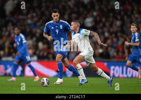 Londres, Angleterre. 17/10/2023, Kalvin Phillips (Angleterre)Gianluca Scamacca (Italie) lors du match UEFA 'qualification européenne 2023-2024' entre Angleterre 3-1 Italie au stade de Wembley le 173 octobre 2023 à Londres, Angleterre. Crédit : Maurizio Borsari/AFLO/Alamy Live News Banque D'Images