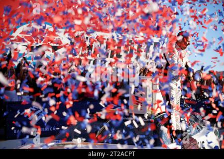 Concord, Caroline du Nord, États-Unis. 8 octobre 2023. Le pilote de la NASCAR Cup Series, AJ Allmendinger (16), remporte la Bank of Amercia ROVAL 400 au Charlotte Motor Speedway à Concord NC. (Image de crédit : © Stephen A Arce Grindstone Media/ASP) USAGE ÉDITORIAL SEULEMENT! Non destiné à UN USAGE commercial ! Banque D'Images