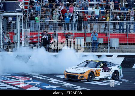 Concord, Caroline du Nord, États-Unis. 8 octobre 2023. Le pilote de la NASCAR Cup Series, AJ Allmendinger (16), remporte la Bank of Amercia ROVAL 400 au Charlotte Motor Speedway à Concord NC. (Image de crédit : © Stephen A Arce Grindstone Media/ASP) USAGE ÉDITORIAL SEULEMENT! Non destiné à UN USAGE commercial ! Banque D'Images