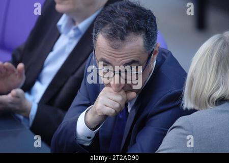 Berlin, Deutschland, 18.10.2023 : Sitzungswoche im Deutschen Bundestag : Bundeslandwirtschaftsminister CEM Özdemir, Grüne *** Berlin, Allemagne. , . Semaine de session au Bundestag allemand Ministre fédéral de l'Agriculture CEM Özdemir, Parti Vert. Copyright : xdtsxNachrichtenagenturx dts 24367 crédit : Imago/Alamy Live News Banque D'Images