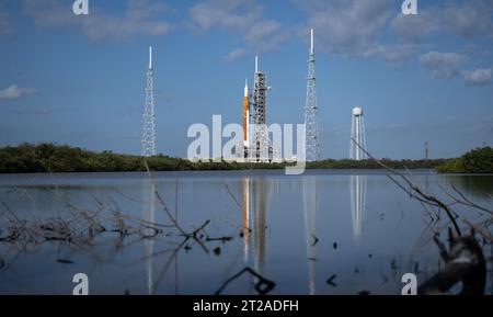 Artemis i Prelaunch. La fusée Space Launch System (SLS) de la NASA avec le vaisseau spatial Orion à bord est vue au sommet d’un lanceur mobile au Launch Pad 39B alors que les préparatifs pour le lancement se poursuivent, lundi 14 novembre 2022, au Kennedy Space Center de la NASA en Floride. Le test en vol Artemis I de la NASA est le premier test intégré des systèmes d’exploration de l’espace lointain de l’agence : le vaisseau spatial Orion, la fusée SLS et les systèmes terrestres de soutien. Le lancement du test en vol sans équipage est prévu pour au plus tôt le 16 novembre à 1:04 h HNE. Banque D'Images