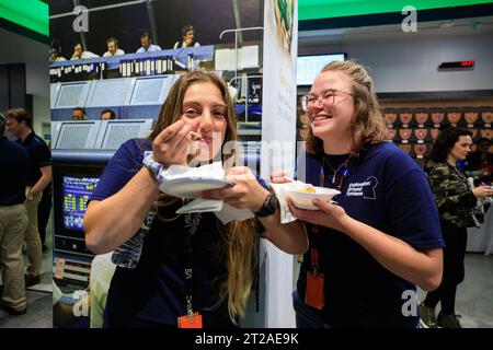 Activités Artemis i Liftoff. Les membres de l’équipe de lancement d’Artemis I célèbrent le lancement réussi du système de lancement spatial de la NASA et du vaisseau spatial Orion le 16 novembre 2022, avec le repas traditionnel de haricots et de pain de maïs à l’intérieur de la salle de tir 1 du Launch Control Center du Kennedy Space Center en Floride. Le décollage a eu lieu à 1:47 h HNE. Première d’une série de missions de plus en plus complexes, Artemis I fournira une base pour l’exploration humaine de l’espace lointain et démontrera notre engagement et notre capacité à étendre la présence humaine à la Lune et au-delà. L'objectif principal d'Artemis I est de tester à fond TH Banque D'Images