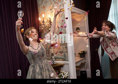 Lancer des fleurs à une cérémonie de pré-mariage d'un couple américain visitant Paris - ils sont venus à Paris pour avoir une lune de miel pré-mariage - le mariage Banque D'Images