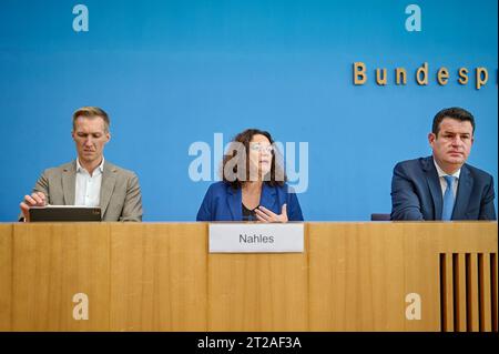 Daniel Terzenbach, Vorstand Regionen der Bundesagentur fuer Arbeit, Andrea Nahles, Vorstandsvorsitzende der Bundesagentur fuer Arbeit, und Hubertus Heil, Bundesminister fuer Arbeit und Soziales, am 18.10.2023 in der Bundepressekonferenz zum Thema Arbeitsmarktintegration. Heil SPD und Nahles stellten in der Bundespressekonferenz den Sonderbeauftragten der Bundesregierung fuer die Arbeitsmarktintegration von Gefluechteten, Daniel Terzenbach vor. Er soll der verantwortliche Koordinator fur den Turbo zur Arbeitsmarktintegration werden. Siehe epd-Meldung vom 18.10.2023 À USAGE ÉDITORIAL UNIQUEMENT * Banque D'Images