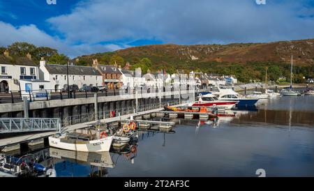 Vue générale du front de mer à Ullapool, hauts plateaux d'Écosse Banque D'Images