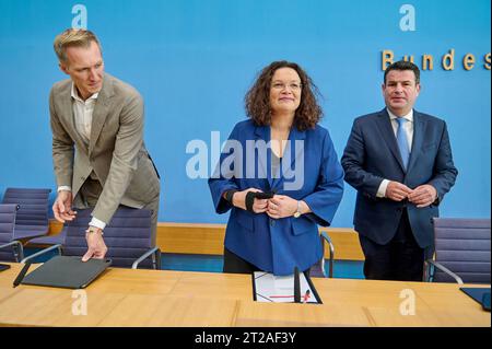 Daniel Terzenbach, Vorstand Regionen der Bundesagentur fuer Arbeit, Andrea Nahles, Vorstandsvorsitzende der Bundesagentur fuer Arbeit, und Hubertus Heil, Bundesminister fuer Arbeit und Soziales, am 18.10.2023 in der Bundepressekonferenz zum Thema Arbeitsmarktintegration. Heil SPD und Nahles stellten in der Bundespressekonferenz den Sonderbeauftragten der Bundesregierung fuer die Arbeitsmarktintegration von Gefluechteten, Daniel Terzenbach vor. Er soll der verantwortliche Koordinator fur den Turbo zur Arbeitsmarktintegration werden. Siehe epd-Meldung vom 18.10.2023 À USAGE ÉDITORIAL UNIQUEMENT * Banque D'Images