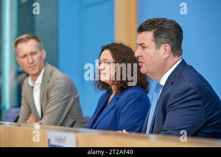 Daniel Terzenbach, Vorstand Regionen der Bundesagentur fuer Arbeit, Andrea Nahles, Vorstandsvorsitzende der Bundesagentur fuer Arbeit, und Hubertus Heil, Bundesminister fuer Arbeit und Soziales, am 18.10.2023 in der Bundepressekonferenz zum Thema Arbeitsmarktintegration. Heil SPD und Nahles stellten in der Bundespressekonferenz den Sonderbeauftragten der Bundesregierung fuer die Arbeitsmarktintegration von Gefluechteten, Daniel Terzenbach vor. Er soll der verantwortliche Koordinator fur den Turbo zur Arbeitsmarktintegration werden. Siehe epd-Meldung vom 18.10.2023 À USAGE ÉDITORIAL UNIQUEMENT * Banque D'Images