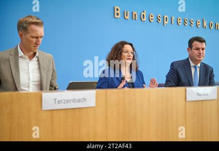 Daniel Terzenbach, Vorstand Regionen der Bundesagentur fuer Arbeit, Andrea Nahles, Vorstandsvorsitzende der Bundesagentur fuer Arbeit, und Hubertus Heil, Bundesminister fuer Arbeit und Soziales, am 18.10.2023 in der Bundepressekonferenz zum Thema Arbeitsmarktintegration. Heil SPD und Nahles stellten in der Bundespressekonferenz den Sonderbeauftragten der Bundesregierung fuer die Arbeitsmarktintegration von Gefluechteten, Daniel Terzenbach vor. Er soll der verantwortliche Koordinator fur den Turbo zur Arbeitsmarktintegration werden. Siehe epd-Meldung vom 18.10.2023 À USAGE ÉDITORIAL UNIQUEMENT * Banque D'Images