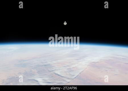 Le vaisseau cargo SpaceX Dragon, transportant plus de 7 700 livres de science, de fournitures et de fret, approche de la Station spatiale internationale pour y accoster. Banque D'Images