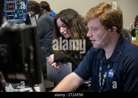 Les contrôleurs de vol ARTEMIS-1 sont représentés dans le bâtiment 30, le WFCR et les Operations Suites pendant la distance maximale du vaisseau spatial par rapport à la Terre et à la Lune le 28 novembre 2022. Banque D'Images