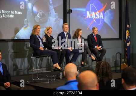 KSC Town Hall avec PAM Melroy & Bob Cabana. Les hauts dirigeants de la NASA participent à une discussion publique le 29 novembre 2022 au Kennedy Space Center de l’agence en Floride. De gauche à droite : Janet Petro, directrice du Kennedy Space Center, PAM Melroy, administratrice adjointe de la NASA ; Kurt Vogel, directeur de NASA Space architectures ; Cathy Koerner, administratrice adjointe adjointe, exploration Systems Development ; et Bob Cabana, administrateur adjoint de la NASA. La discussion a porté sur les objectifs de la NASA de la Lune à Mars, le rôle de Kennedy dans l’exploration spatiale profonde et la voie à suivre dans les mois et les années à venir. Banque D'Images