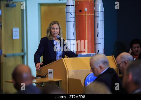 KSC Town Hall avec PAM Melroy & Bob Cabana. Janet Petro, directrice du Kennedy Space Center de la NASA, participe à une discussion publique le 29 novembre 0202 au centre spatial de Floride. Les dirigeants de la NASA étaient également PAM Melroy, administratrice adjointe de la NASA ; Kurt Vogel, directeur des architectures spatiales de la NASA ; Cathy Koerner, administratrice adjointe associée, développement des systèmes d'exploration ; et Bob Cabana, administrateur associé de la NASA. La discussion a porté sur les objectifs de la NASA de la Lune à Mars, le rôle de Kennedy dans l’exploration spatiale profonde et la voie à suivre dans les mois et les années à venir. Banque D'Images