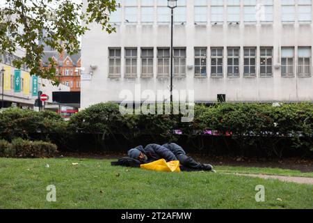 Homelessman, dormant à Cavendish Square dans les rues de Londres, Angleterre, Royaume-Uni Banque D'Images