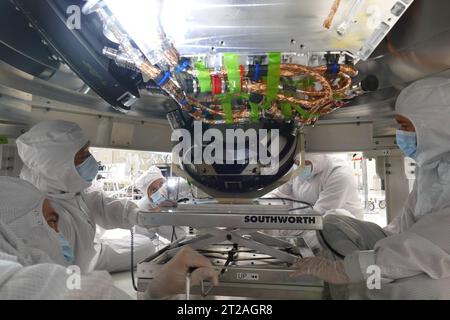 . La roue de réaction Europa Clipper de la NASA est en cours de réalisation. Les ingénieurs installent une roue de réaction de 2 pieds de large sur le corps principal du vaisseau spatial Europa Clipper de la NASA au Jet propulsion Laboratory de l'agence en Californie du Sud. En tout, quatre roues ont été intégrées sur le vaisseau spatial, qui est en cours d'assemblage pour son lancement sur la lune de Jupiter Europe en octobre 2024. Lorsque le vaisseau spatial se dirige dans l'espace profond, glisse en orbite autour de Jupiter, et recueille des observations scientifiques tout en volant des dizaines de fois par Europe, les roues font tourner l'orbiteur de sorte que ses antennes puissent communiquer avec la Terre et donc son Banque D'Images