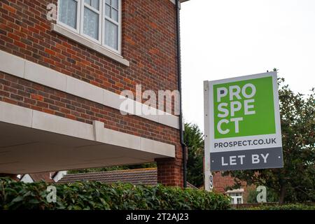 Maidenhead, Berkshire, Royaume-Uni. 18 octobre 2023. Un agent immobilier laisser par signe à l'extérieur d'un appartement à Maidenhead, Berkshire. Alors que la crise du coût de la vie se poursuit, les prix de l’immobilier continuent de stagner. Les derniers chiffres du tracker de prix de l'immobilier de Rightmove ont montré que les prix moyens demandés par les nouveaux vendeurs ont augmenté de 0,5%, ou 1 950 £, pour atteindre 368 231 £, la plus faible augmentation à cette période de l'année depuis 2008. Crédit : Maureen McLean/Alamy Live News Banque D'Images