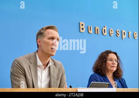 Daniel Terzenbach, Vorstand Regionen der Bundesagentur fuer Arbeit, und Andrea Nahles, Vorstandsvorsitzende der Bundesagentur fuer Arbeit, am 18.10.2023 in der Bundespressekonferenz zum Thema Arbeitsmarktintegration. Heil SPD und Nahles stellten in der Bundespressekonferenz den Sonderbeauftragten der Bundesregierung fuer die Arbeitsmarktintegration von Gefluechteten, Daniel Terzenbach vor. Er soll der verantwortliche Koordinator fur den Turbo zur Arbeitsmarktintegration werden. Siehe epd-Meldung vom 18.10.2023 USAGE ÉDITORIAL SEULEMENT *** V l n r Daniel Terzenbach, Directeur régional du Banque D'Images