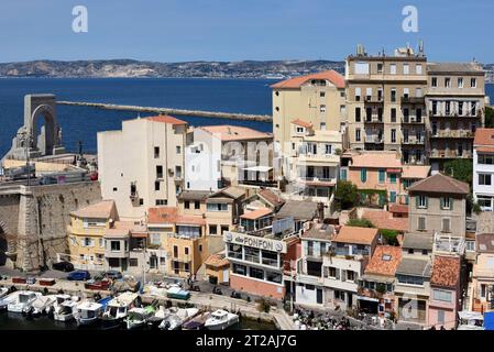 Vue sur les toits des vieilles maisons ou maisons de ville traditionnelles dans le Vallon des Auffes avec la baie de Marseille ou la Méditerranée derrière la France Banque D'Images