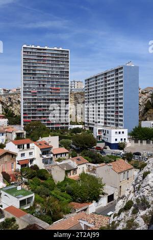 Tour de 22 étages bloc 'la Grande Corniche' (1964) par Louis Olmeta, Tours au-dessus des maisons traditionnelles au Vallon des Auffes Marseille France Banque D'Images