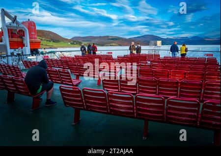 Des averses de pluie et des vents violents suivent le ferry de Stornoway dans les Hébrides extérieures en direction d'Ullapool, en Écosse Banque D'Images