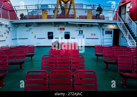 Des averses de pluie et des vents violents suivent le ferry de Stornoway dans les Hébrides extérieures en direction d'Ullapool, en Écosse Banque D'Images