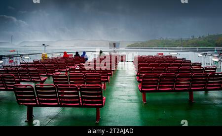 Des averses de pluie et des vents violents suivent le ferry de Stornoway dans les Hébrides extérieures en direction d'Ullapool, en Écosse Banque D'Images