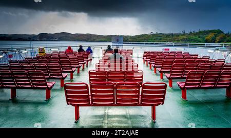 Des averses de pluie et des vents violents suivent le ferry de Stornoway dans les Hébrides extérieures en direction d'Ullapool, en Écosse Banque D'Images