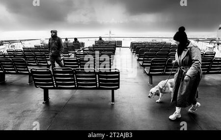 Des averses de pluie et des vents violents suivent le ferry de Stornoway dans les Hébrides extérieures en direction d'Ullapool, en Écosse Banque D'Images