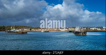 Le ferry MV Loch Seaforth quitte Stornoway dans les Hébrides extérieures en direction d'Ullapool sur le continent écossais Banque D'Images