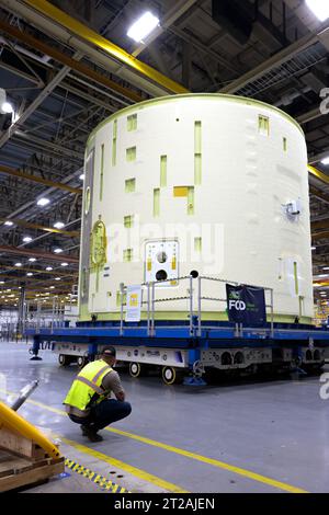 Techniciens soulever, préparer Artemis III SLS Intertank pour la prochaine phase de production à la NASA Michoud. Les techniciens du Michoud Assembly Facility de la NASA à la Nouvelle-Orléans soulèvent la scène principale du SLS (Space Launch System) pour la mission Artemis III de la NASA afin de le déplacer vers un autre emplacement dans l’usine de 43 acres pour une inspection et une production ultérieures. L'interréservoir est l'épine dorsale de l'étage central de la fusée et est situé entre le réservoir d'hydrogène liquide de la méga-fusée et le réservoir d'oxygène liquide. En plus de rejoindre les deux réservoirs de propergol massifs de la fusée, l’interchar abrite l’avionique et l’Elect Banque D'Images