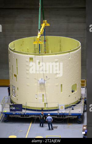 Techniciens soulever, préparer Artemis III SLS Intertank pour la prochaine phase de production à la NASA Michoud. Les techniciens du Michoud Assembly Facility de la NASA à la Nouvelle-Orléans soulèvent la scène principale du SLS (Space Launch System) pour la mission Artemis III de la NASA afin de le déplacer vers un autre emplacement dans l’usine de 43 acres pour une inspection et une production ultérieures. L'interréservoir est l'épine dorsale de l'étage central de la fusée et est situé entre le réservoir d'hydrogène liquide de la méga-fusée et le réservoir d'oxygène liquide. En plus de rejoindre les deux réservoirs de propergol massifs de la fusée, l’interchar abrite l’avionique et l’Elect Banque D'Images