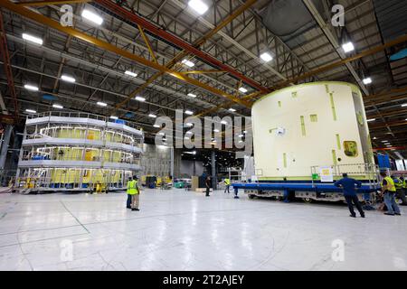Techniciens soulever, préparer Artemis III SLS Intertank pour la prochaine phase de production à la NASA Michoud. Les techniciens du Michoud Assembly Facility de la NASA à la Nouvelle-Orléans soulèvent la scène principale du SLS (Space Launch System) pour la mission Artemis III de la NASA afin de le déplacer vers un autre emplacement dans l’usine de 43 acres pour une inspection et une production ultérieures. L'interréservoir est l'épine dorsale de l'étage central de la fusée et est situé entre le réservoir d'hydrogène liquide de la méga-fusée et le réservoir d'oxygène liquide. En plus de rejoindre les deux réservoirs de propergol massifs de la fusée, l’interchar abrite l’avionique et l’Elect Banque D'Images