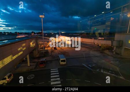 Avion en attente et préparation pour un vol international nocturne Banque D'Images