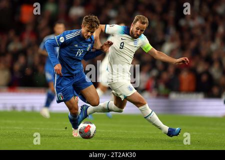 Londres, Royaume-Uni. 17 octobre 2023. Bryan Cristante d'Italie (19) et Harry Kane d'Angleterre en action. Angleterre - Italie, qualification pour l'UEFA Euro 2024 match international de football du groupe C au stade de Wembley à Londres le mardi 17 octobre 2023. Usage éditorial uniquement. photo par Andrew Orchard/Andrew Orchard photographie sportive/Alamy Live News crédit : Andrew Orchard photographie sportive/Alamy Live News Banque D'Images