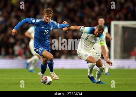 Londres, Royaume-Uni. 17 octobre 2023. Bryan Cristante d'Italie (19) et Harry Kane d'Angleterre en action. Angleterre - Italie, qualification pour l'UEFA Euro 2024 match international de football du groupe C au stade de Wembley à Londres le mardi 17 octobre 2023. Usage éditorial uniquement. photo par Andrew Orchard/Andrew Orchard photographie sportive/Alamy Live News crédit : Andrew Orchard photographie sportive/Alamy Live News Banque D'Images