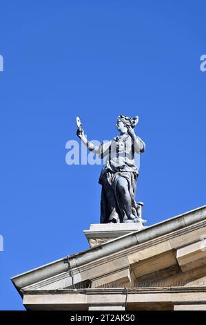 Figures en pierre sur le toit du Clarendon Building, Broad Street, Oxford Banque D'Images