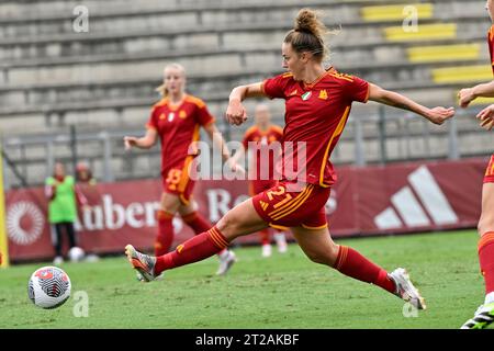 Rome, Italie. 18 octobre 2023. Martina Tomaselli de L'AS Roma en action lors de la 2e manche de la Ligue des Champions féminine, match de 2e manche entre Vorskla Poltava et L'AS Roma au stade Tre Fontane, Rome (Italie), le 18 octobre 2023. Crédit : Insidefoto di andrea staccioli/Alamy Live News Banque D'Images