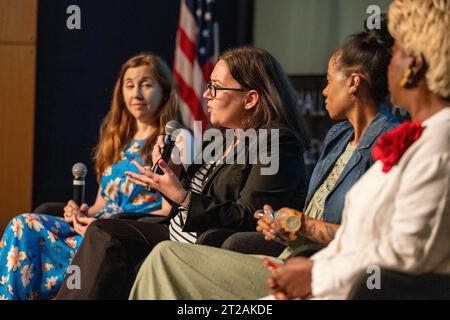 Engagement des élèves du secondaire. Tiffany Smith, responsable des connaissances pour la Direction de la mission de recherche aéronautique (ARMD) de la NASA, répond à des questions lors d’un événement de mobilisation des élèves du secondaire, le jeudi 6 juillet 2023, au siège de la NASA Mary W. Jackson à Washington. Banque D'Images