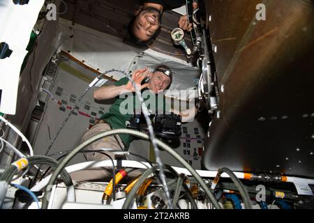 Expédition 69 les ingénieurs de vol Sultan Alneyadi des Émirats Arabes Unis et Woody Hoburg de la NASA effectuent des opérations de maintien de la vie dans le module tranquillité à bord de la Station spatiale internationale. Banque D'Images