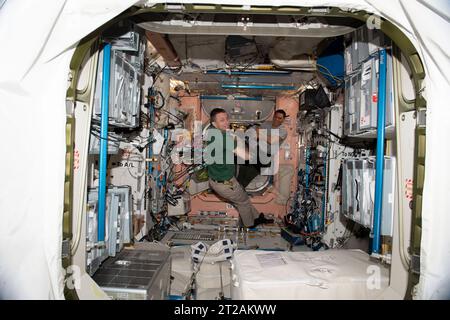 Expédition 69 les ingénieurs de vol Woody Hoburg et Frank Rubio de la NASA se détendent dans le module Unity après avoir terminé des tâches de plomberie orbitale à bord de la Station spatiale internationale. Banque D'Images
