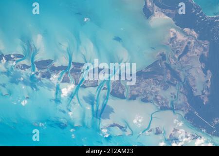 Les images de l'ISS montrent Culmer's Cay, Glass Cay, Tommy Young's Cay, Davy Cay, Hog Cay, et Green Turtle Cay au large de Great Abaco, aux Bahamas, avec des eaux turquoise et bleues de l'Atlantique qui coulent entre les îles. Banque D'Images