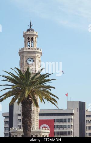 Izmir, Turquie, Une vue pittoresque de la célèbre tour de l'horloge d'Izmir, debout contre le ciel, complétée par un palmier au premier plan, ajouter Banque D'Images