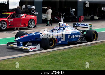 1997 de Jacques Villeneuve, Williams FW19, lors de la démonstration du 75e anniversaire des voitures de Formule 1 Post '66 au Festival Silverstone 2023 Banque D'Images