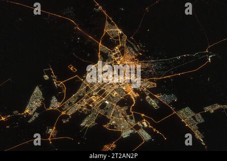 De 260 miles au-dessus du sud de l'Iran, l'ISS a capturé les lumières de la ville d'Al Ain, aux Émirats arabes Unis, près du détroit d'Ormuz le 18 juillet 2023. Banque D'Images