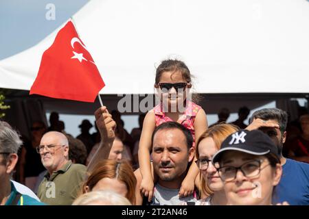 Izmir, Turquie, le 9 septembre 2023 : un moment réconfortant capturant une fillette de 8 à 9 ans avec des lunettes de soleil, perchée sur les épaules de son père, agitant le Banque D'Images