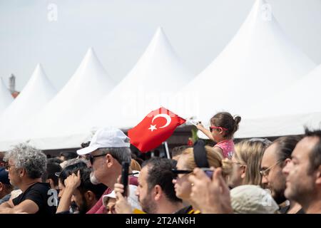 Izmir, Turquie, le 9 septembre 2023 : un moment réconfortant capturant une fillette de 8 à 9 ans avec des lunettes de soleil, perchée sur les épaules de son père, agitant le Banque D'Images