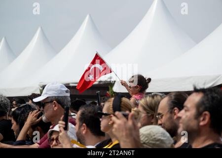 Izmir, Turquie, le 9 septembre 2023 : un moment réconfortant capturant une fillette de 8 à 9 ans avec des lunettes de soleil, perchée sur les épaules de son père, agitant le Banque D'Images